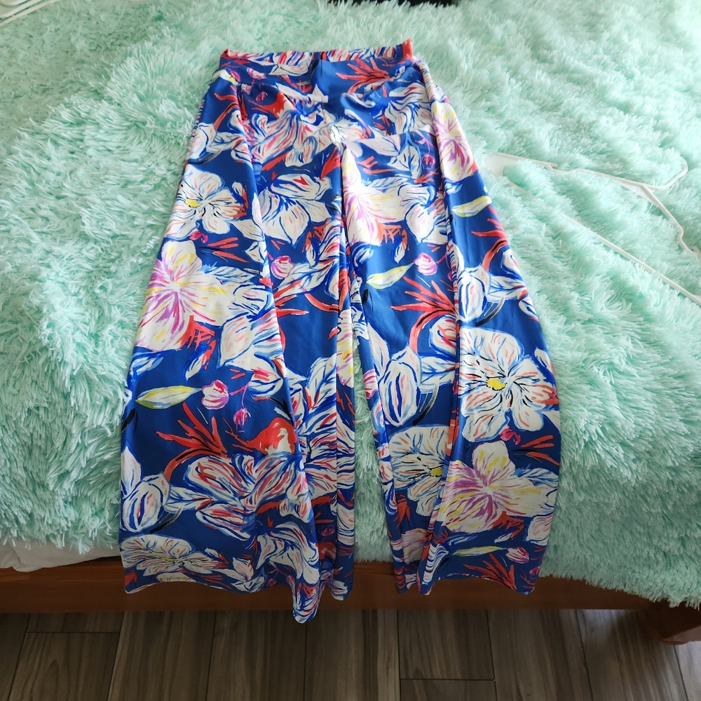 Floral stretch pants.